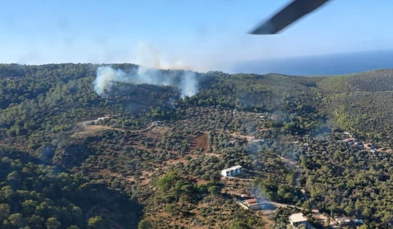 Antalya Kaş'ta çıkan orman yangınına müdahale ediliyor