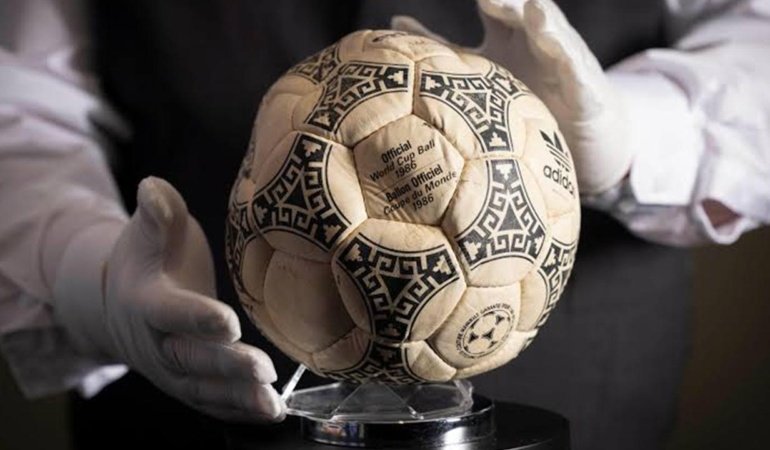 Maradona'nın Tanrı'nın Eli topu 3,3 milyon dolara satıldı
