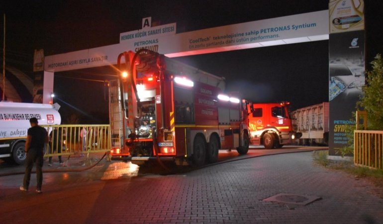 Sakarya'da 2 kişi kamyondaki varillerden sızan kimyasaldan etkilendi