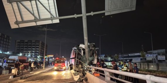 Adana039da-yolcu-otobusu-tabela-diregine-carpti-11-yarali-featured