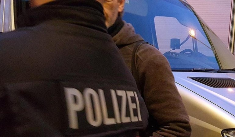 Almanya'da çatışma sırasında olay yerinden kaçan 2 kadın polis memuriyetten ihraç edildi