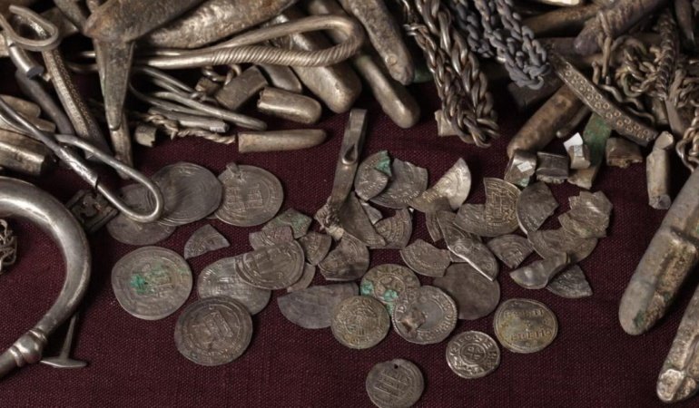 Bahçesini temizlerken gümüş hazinesi buldu