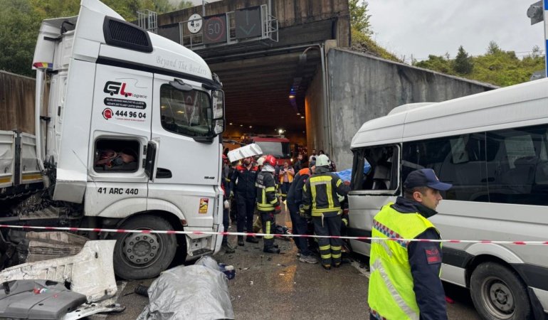 Bartın'da minibüs ile tır çarpıştı: 1 ölü, 11 yaralı