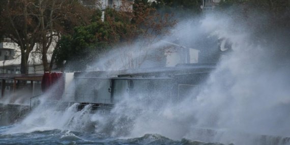 Firtina-deniz-ulasimini-olumsuz-etkiliyor-featured