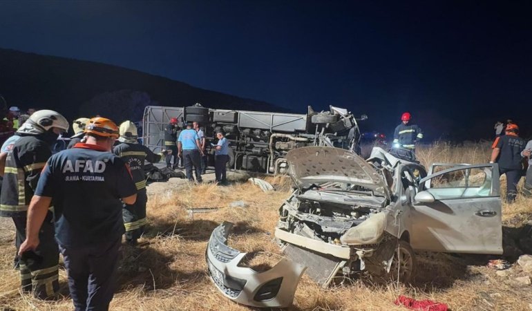 Gaziantep'te yolcu midibüsü ile otomobil çarpıştı: 7 ölü, 16 yaralı