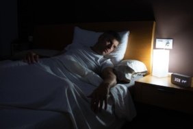 Gece-isikta-uyumak-kalbi-etkiliyor-olabilir-featured