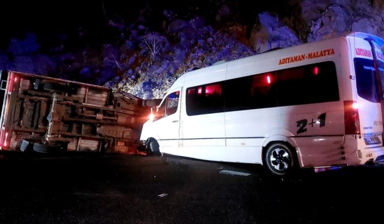 Giresun'da işçi minibüsü ile kamyonet çarpıştı: 12 yaralı