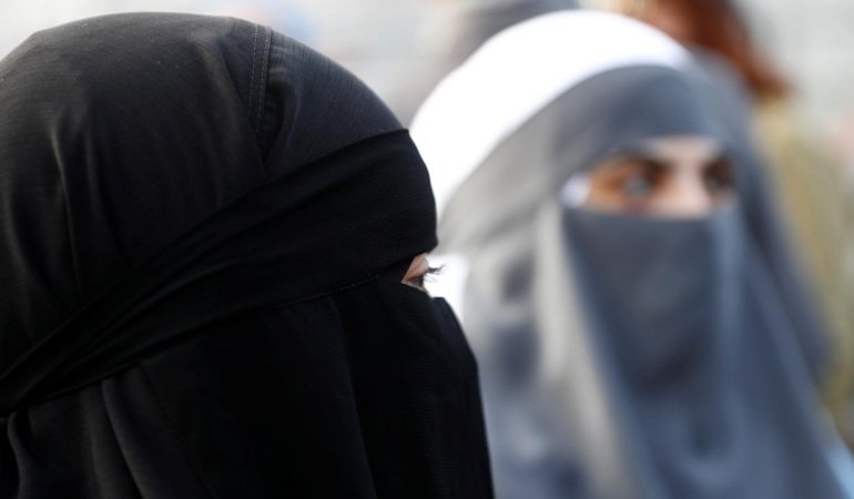 İspanya'nın Lleida kentindeki kamuya açık alanlarda burka ve nikap yasağı getirildi