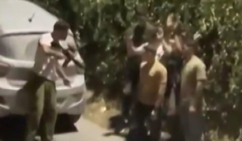 İsrailli silahlı işgalci, 5 Filistinli çocuğu alıkoyarak tehdit etti