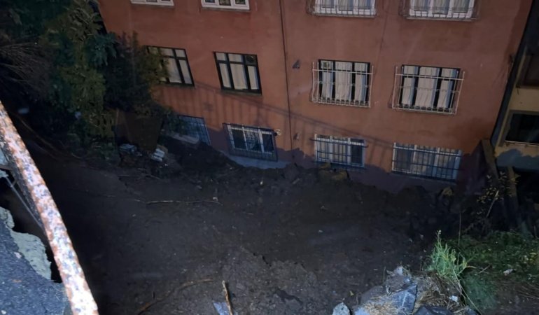 İstanbul'da toprak kayması: Apartmandaki 25 kişi tahliye edildi