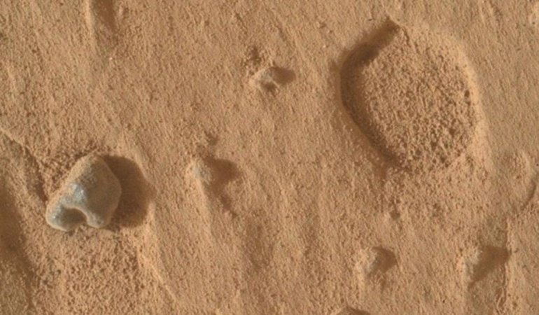 NASA Mars'ta gizemli delikler buldu