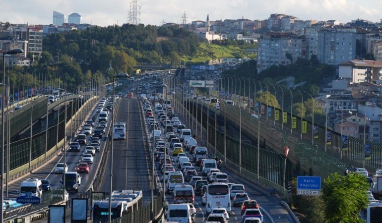 Okullar açıldı, İstanbul'da sabah trafiği yoğunlaştı