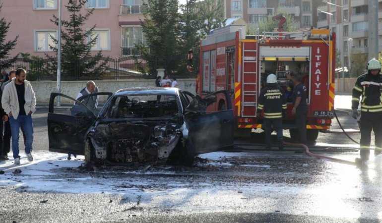 Park-halindeki-otomobil-bir-anda-alev-aldi-featured