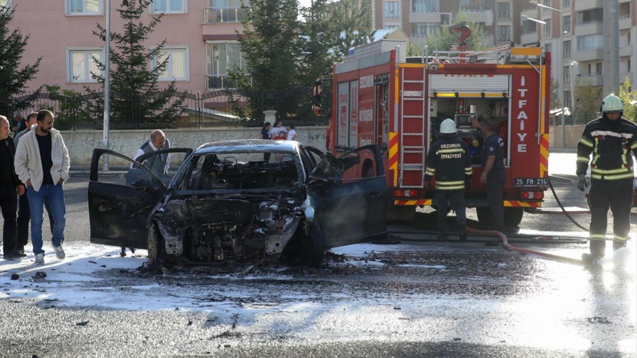 Park-halindeki-otomobil-bir-anda-alev-aldi-featured
