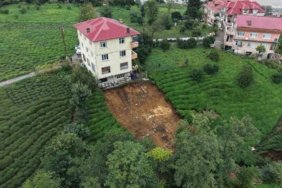 Rize039de-heyelan-Binanin-altindaki-toprak-koptu-featured