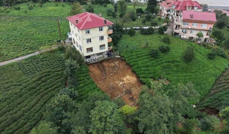 Rize'de heyelan: Binanın altındaki toprak koptu
