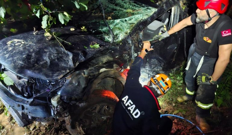 Rize'de otomobil devrildi: 2 ölü, 1 yaralı