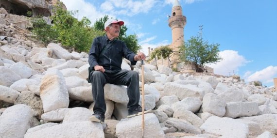 Terk-edilen-koyundeki-camiye-23-yildir-gonullu-olarak-gozu-gibi-bakiyor-featured