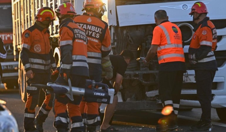 Tırın çarptığı hafif ticari araç 30 metre sürüklendi: 6 yaralı