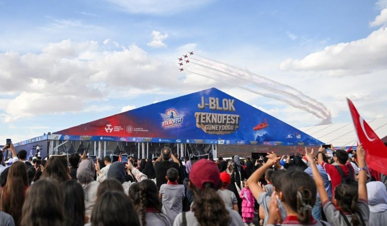 Türk Yıldızları'nın nefes kesen gösterisi TEKNOFEST Güneydoğu'da