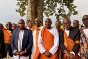 Uganda039da-taht-kavgasi-Gazeteci-kral-koltuguna-oturuyor-featured