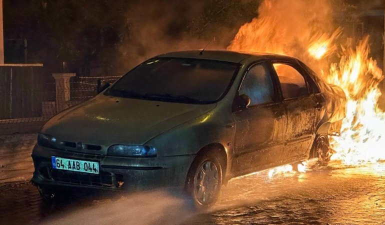Uşak'ta park halindeki otomobil yandı