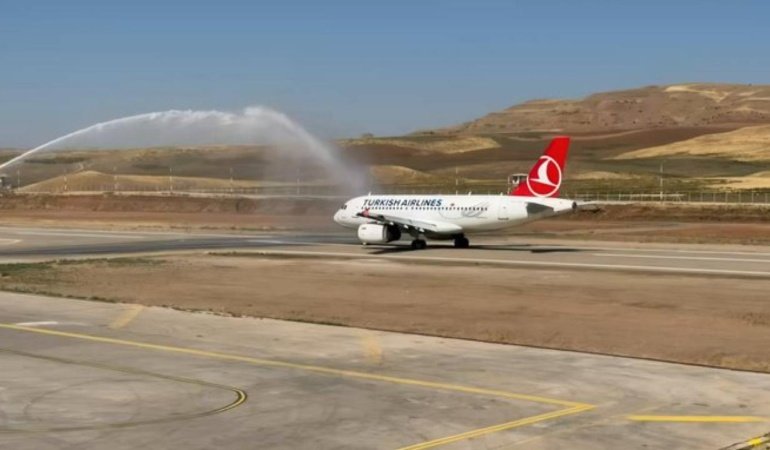 Yenilenen Siirt Havalimanı'na ilk yolcu uçağı indi