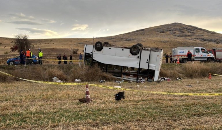 Afyonkarahisar'da işçi servisi devrildi: 1 ölü, 27 yaralı
