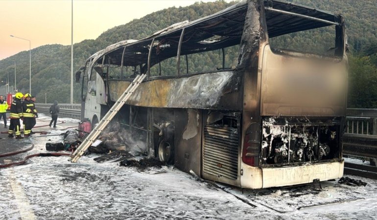 Anadolu Otoyolu'nda seyir halindeki yolcu otobüsünde yangın çıktı