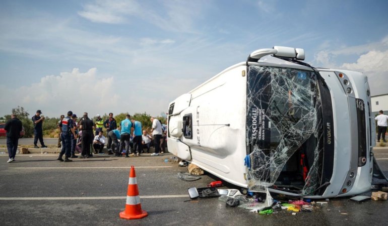 Antalya'da midibüs devrildi: 17 yaralı