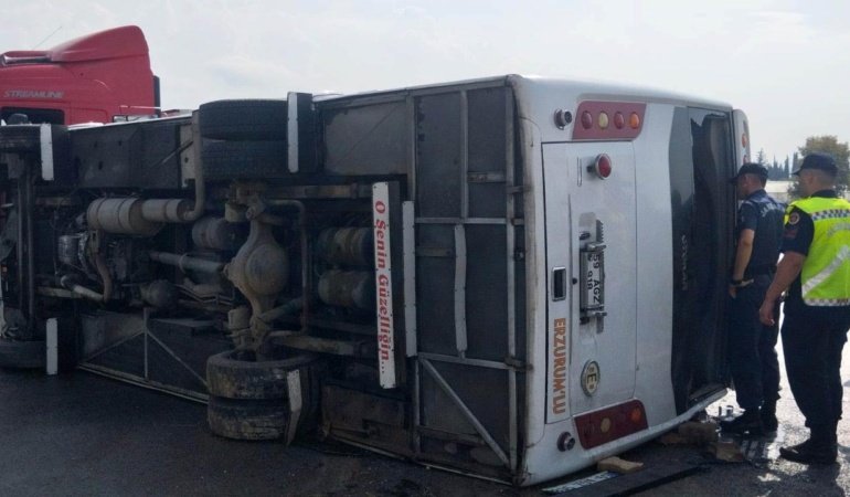 Antalya'da midibüsün devrildi: 5 yaralı