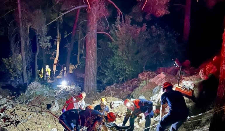 Antalya'da uçuruma devrilen araçtaki 2 kişi öldü, 4 kişi yaralandı