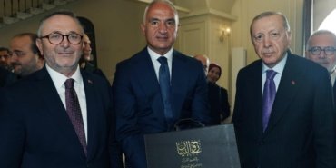 Bakan-Ersoy039un-Cumhurbaskani-Erdogan039a-takdim-ettigi-Bursevi039nin-Kur039ani-Kerim-tefsirine-iliskin-paylasim-featured