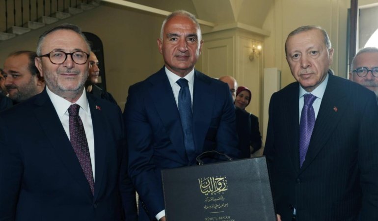 Bakan Ersoy'un, Cumhurbaşkanı Erdoğan'a takdim ettiği Bursevi'nin Kur'anı Kerim tefsirine ilişkin paylaşım