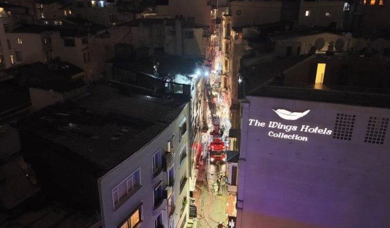 Beyoğlu'nda 6 katlı apartmanda yangın