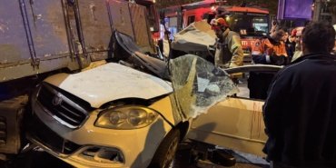 Beyoglu039nda-taksiye-carpan-otomobil-kamyonetin-altina-girdi-3-yarali-featured