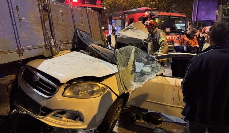 Beyoğlu'nda taksiye çarpan otomobil kamyonetin altına girdi: 3 yaralı