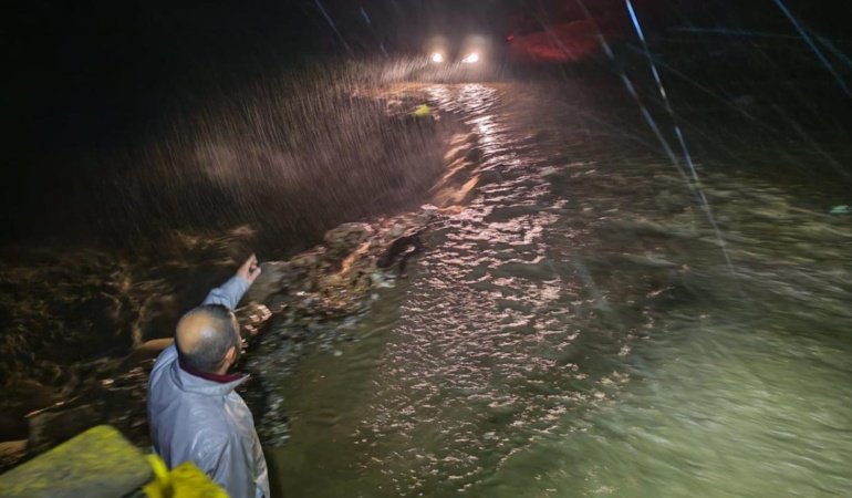 Bursa'da taşan dere nedeniyle yol ulaşıma kapandı