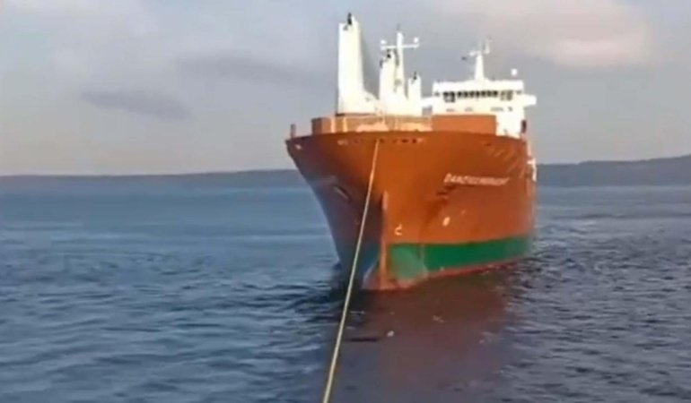 Çanakkale Boğazı'nda makinesi arızalanan gemi kurtarıldı