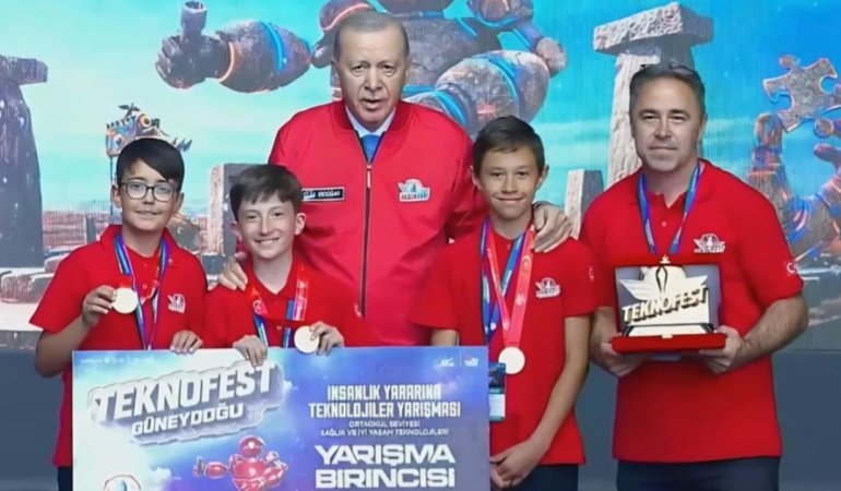 Çorumlu öğrenciler ödülünü Cumhurbaşkanı Erdoğan'ın elinden aldı