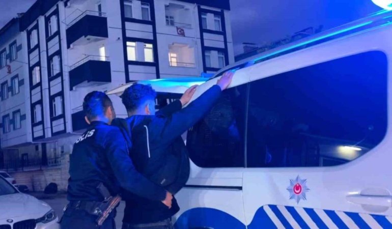 Ehliyet sınavında kopya düzeneğine gözaltı