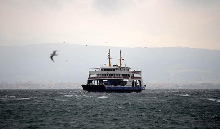 Gökçeada ve Bozcaada hatlarındaki feribot seferlerine fırtına engeli