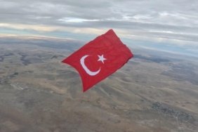 Gokyuzunde-dev-Turk-bayragiyla-rekor-featured