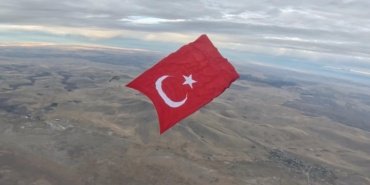 Gokyuzunde-dev-Turk-bayragiyla-rekor-featured