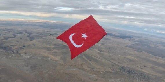 Gokyuzunde-dev-Turk-bayragiyla-rekor-featured