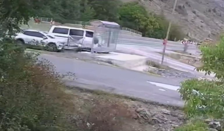 Gümüşhane'de durakta bekleyen kadın kazadan kıl payı kurtuldu