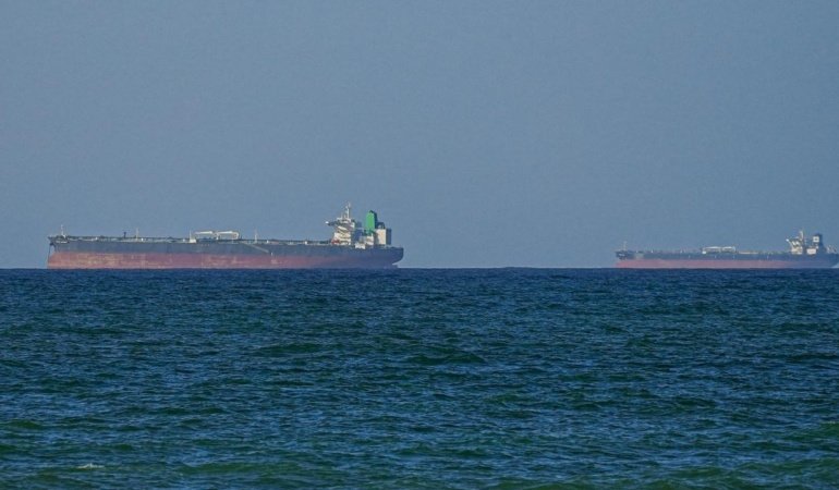 Hindistan, Hürmüz Boğazı'nda isabet alan tankerdeki 5 vatandaşının kurtarıldığını bildirdi