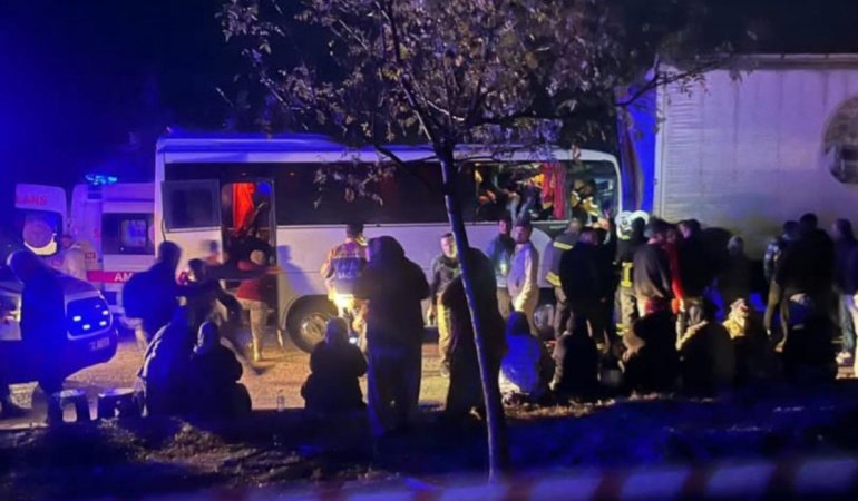 Isparta'da çekici ile minibüs çarpıştı: 17 yaralı