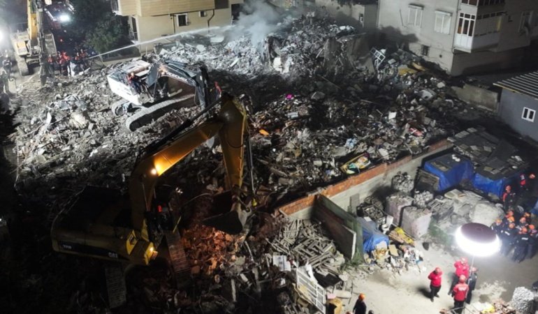 İstanbul'da 7 katlı bina kısmen çöktü: 2 kişi aranıyor