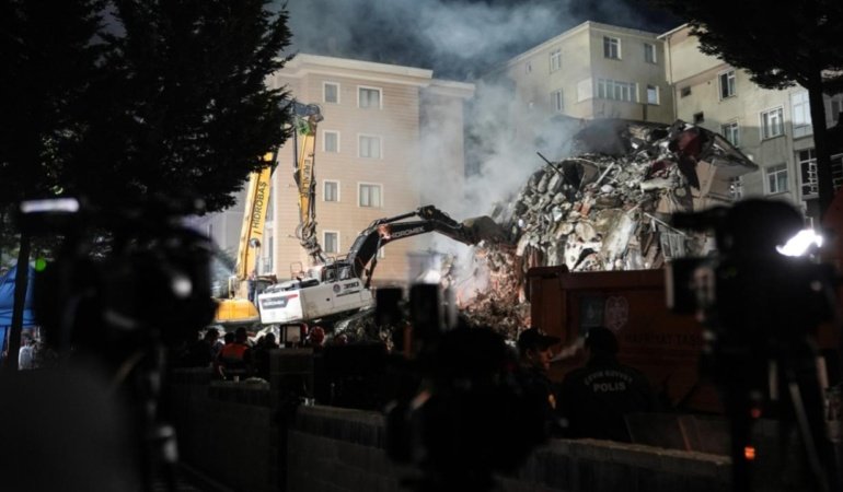 İstanbul'da 7 katlı bina kısmen çöktü: 3 kişi aranıyor
